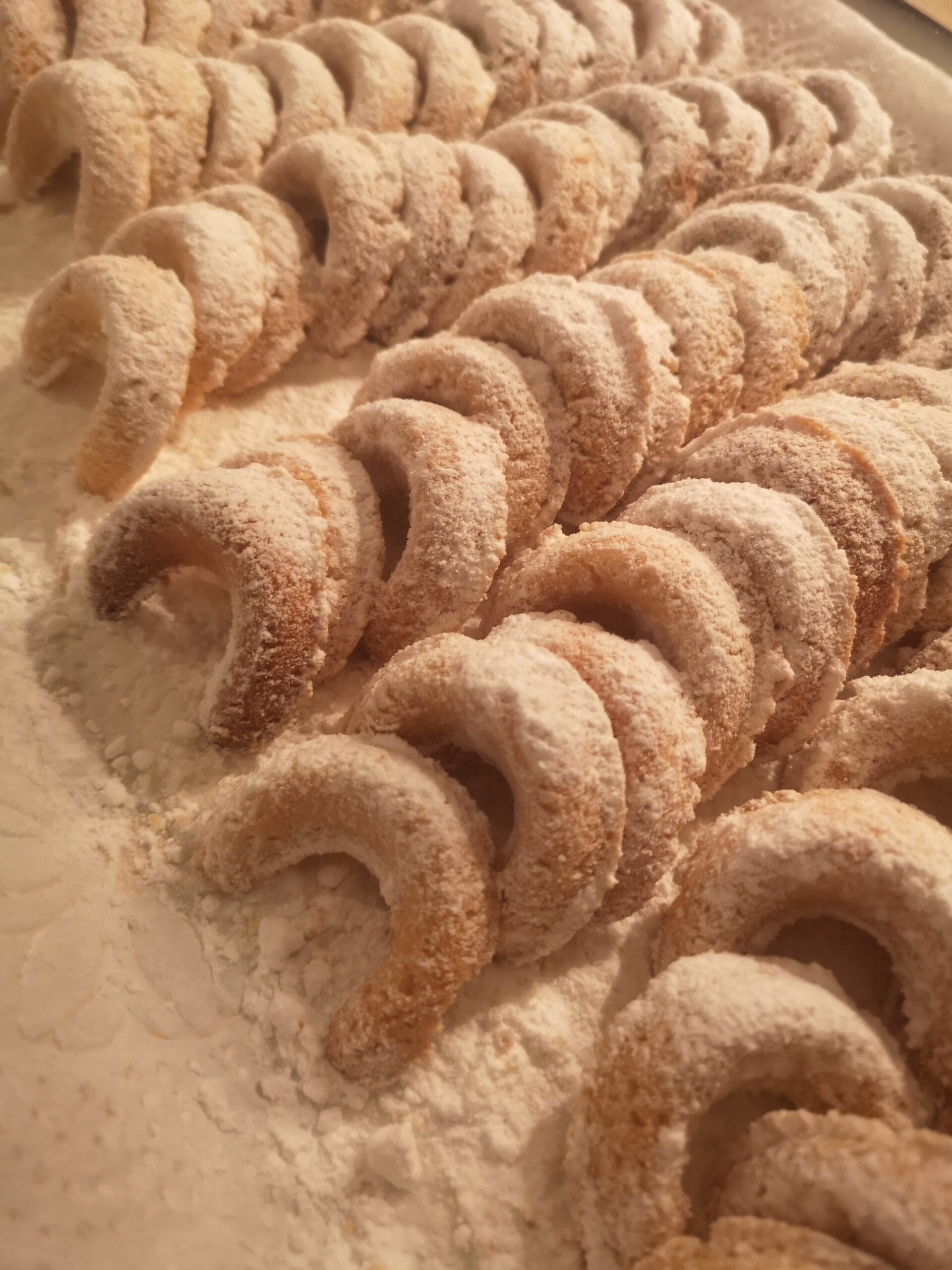Viele auf dem Blech aufgereihte Vanillegipfeli