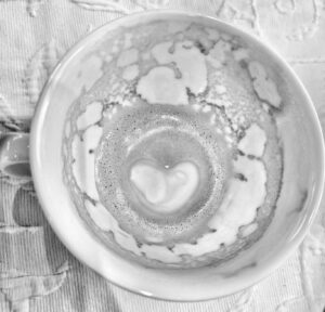 Herz aus Milchschaum in Kaffeetasse, schwarz-weiss Bild