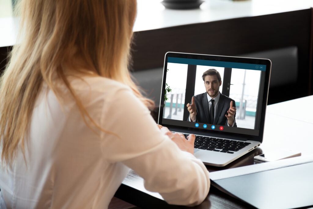 Mann am Bewerbungsgespräch, Back,View,Of,Female,Employee,Talk,On,Video,Call,With