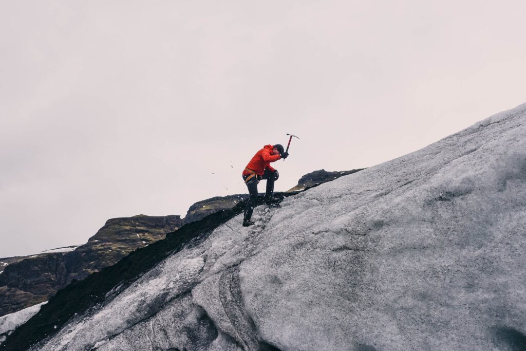 Bergsteiger mit Ausrüstung auf Berg