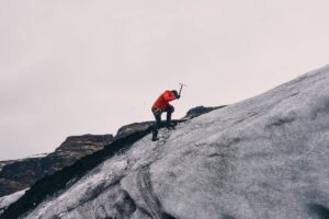 Bergsteiger mit Ausrüstung auf Berg