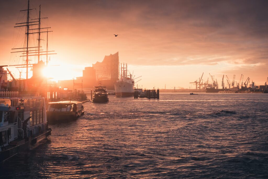 Hamburger Hafen bei Sonnenuntergang.jpg