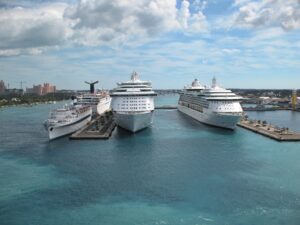 Grosse und kleine Kreuzfahrtschiffe liegen auf den Bahamas an der Pier