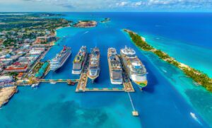 Verschiedene Kreuzfahrtschiffe am Hafen der Bahamas